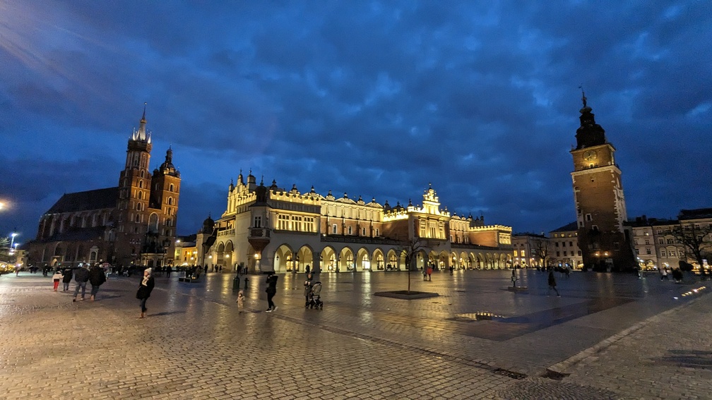 Photo panoramique de la place du marché de Cracovie
