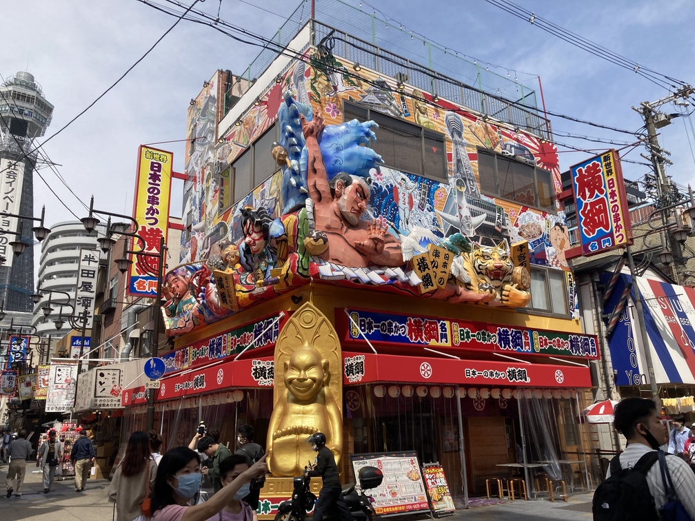 Aux alentours de la tour Tsutenkaku à Osaka au Japon