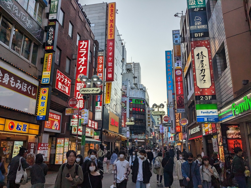 Autour de Shibuya Scramble Crossing à Tokyo au Japon