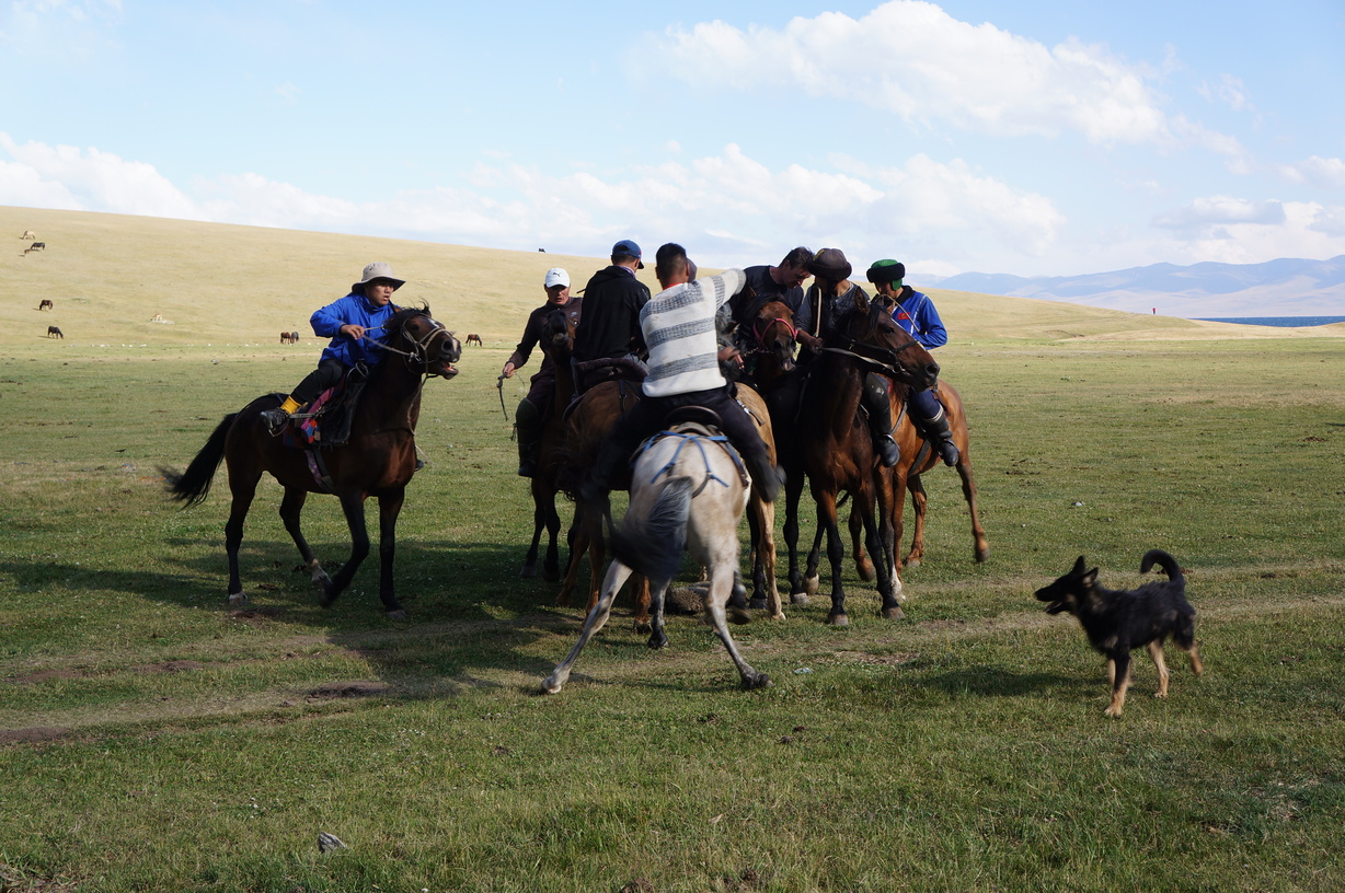 Démonstration de jeu local au Lac Song Kul